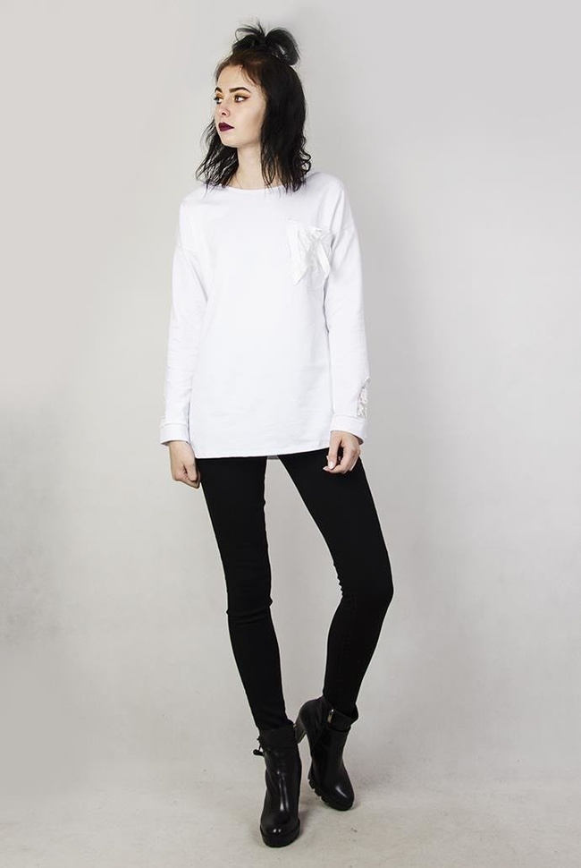 Biała bluzka z kokardką przy kieszonce