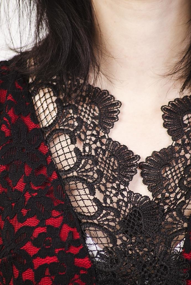 Przylegająca czarno-czerwona sukienka z koronkowymi wstawkami