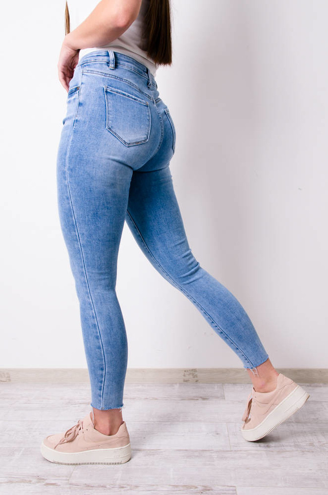 SPODNIE JASNE JEANSOWE IDEALNIE PRZYLEGAJĄCE