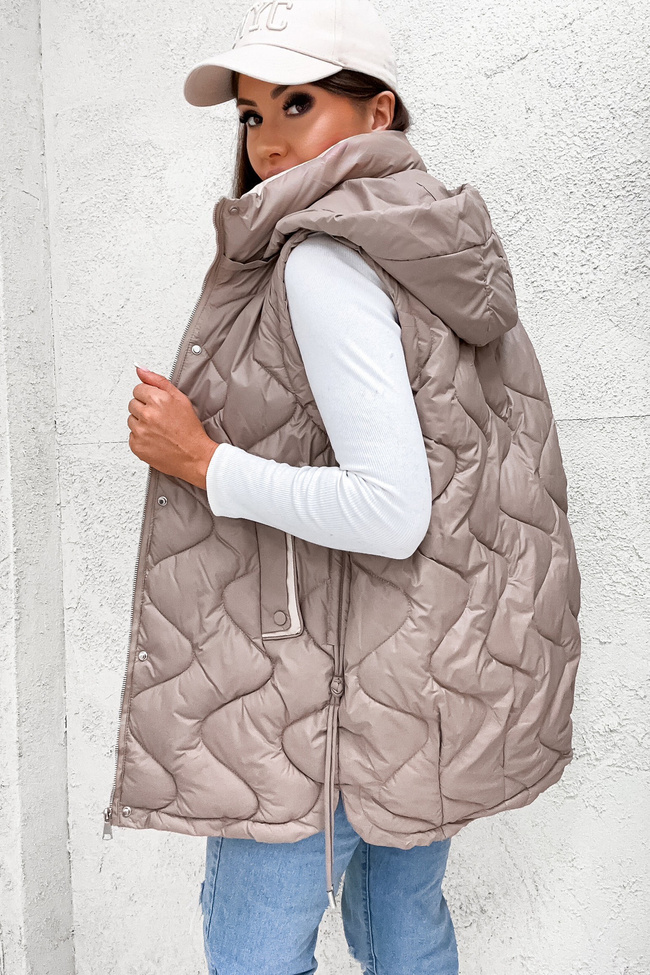 KAMIZELKA PIKOWANA Z KAPTUREM I ŚCIĄGACZAMI PO BOKACH- BRĄZOWA