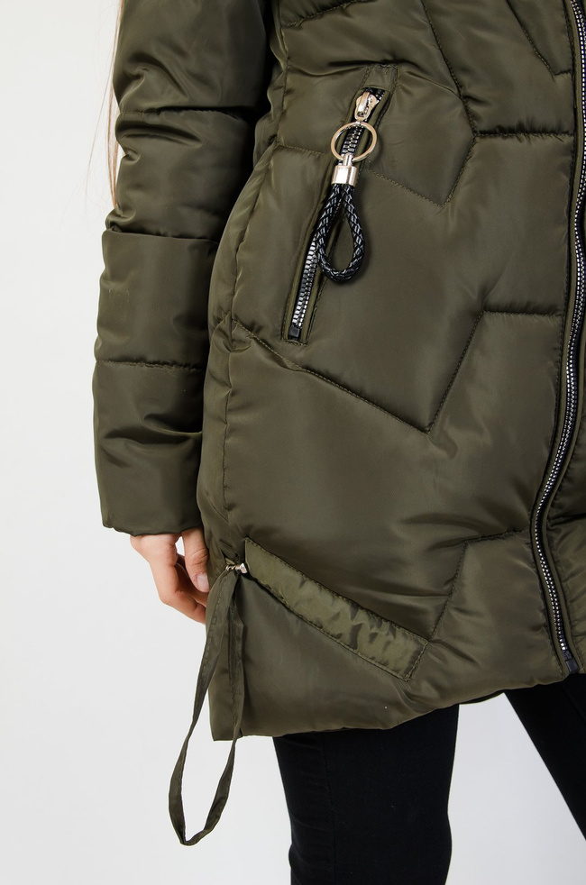 Zielona pikowana kurtka ze srebrnymi zamkami