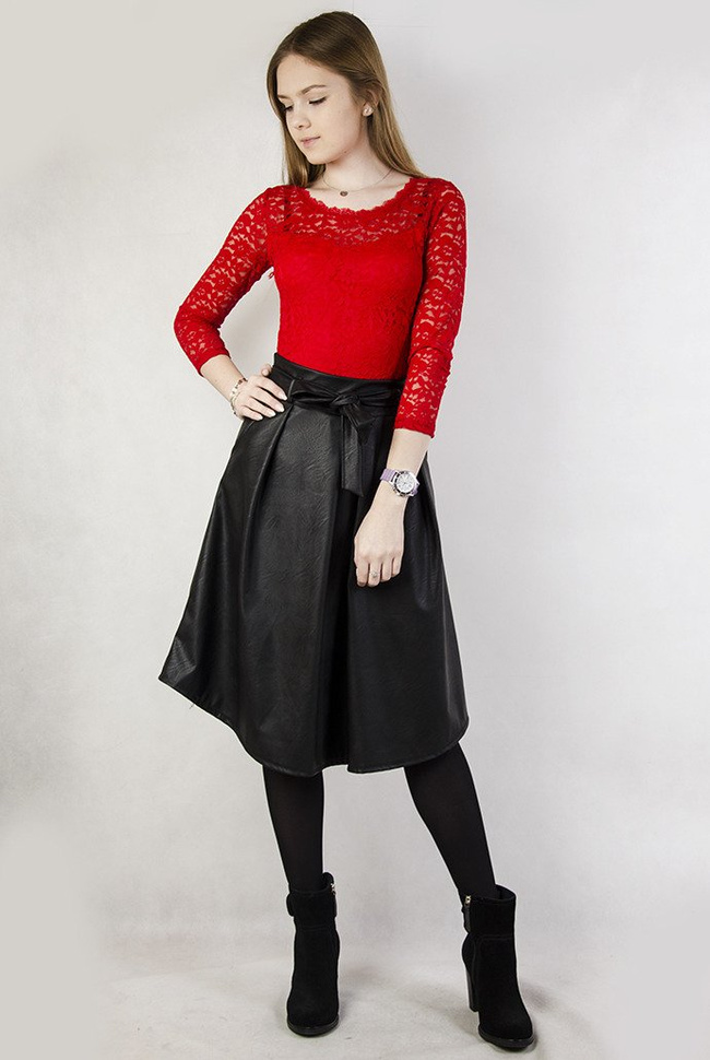 Czarna rozkloszowana skórkowa spódnica za kolano