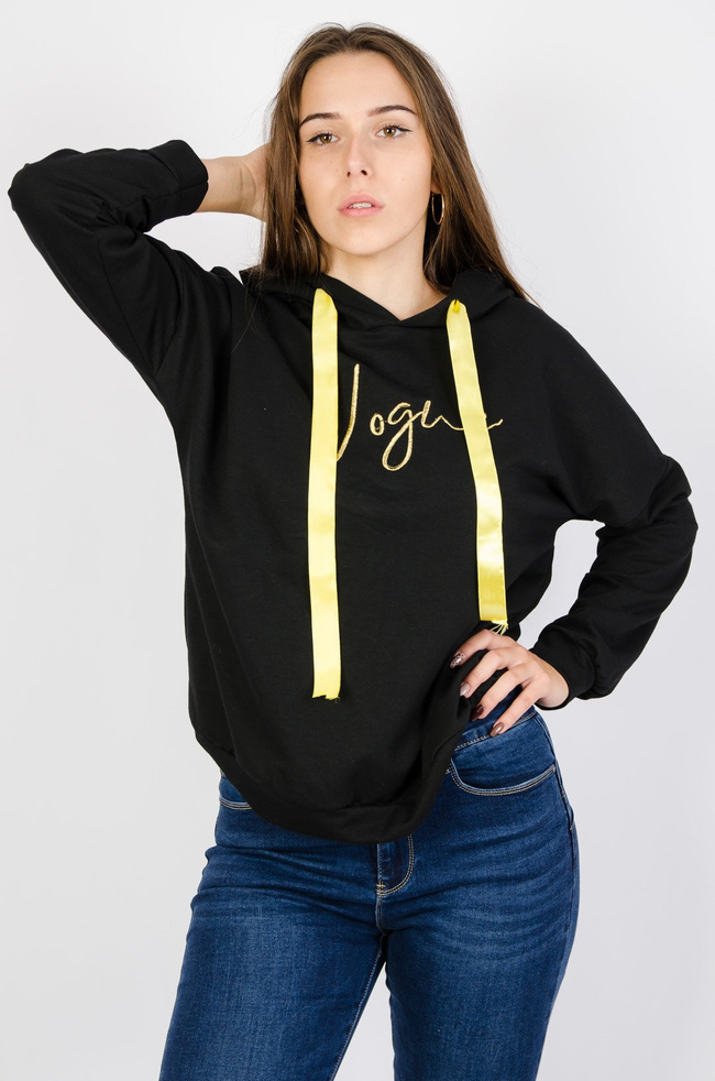 Czarna bluza z kapturem z napisem " vogue"
