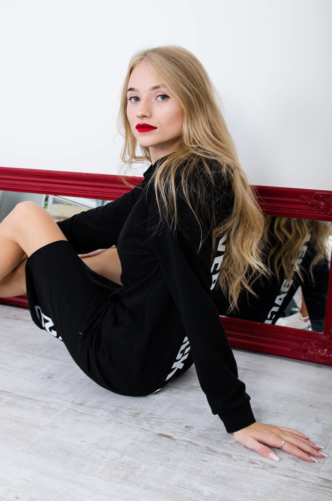 CZARNA DŁUGA SUKIENKA KANGURKA Z NAPISEM