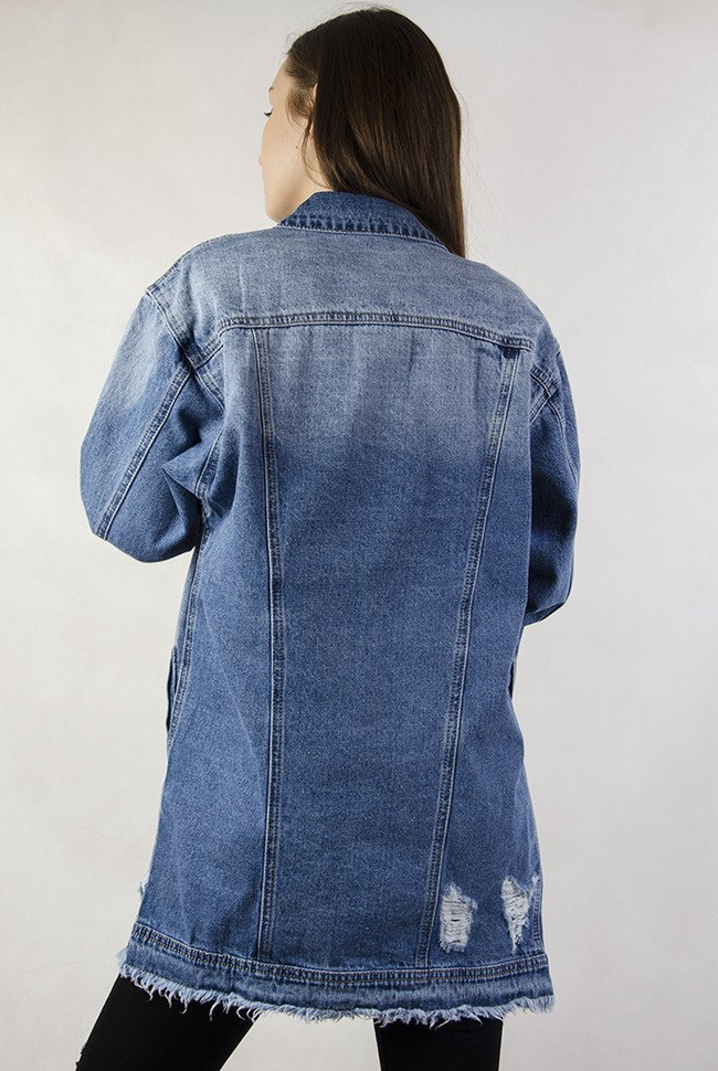 Ciemna kurtka jeansowa przedłużana z szarpaniem na dole