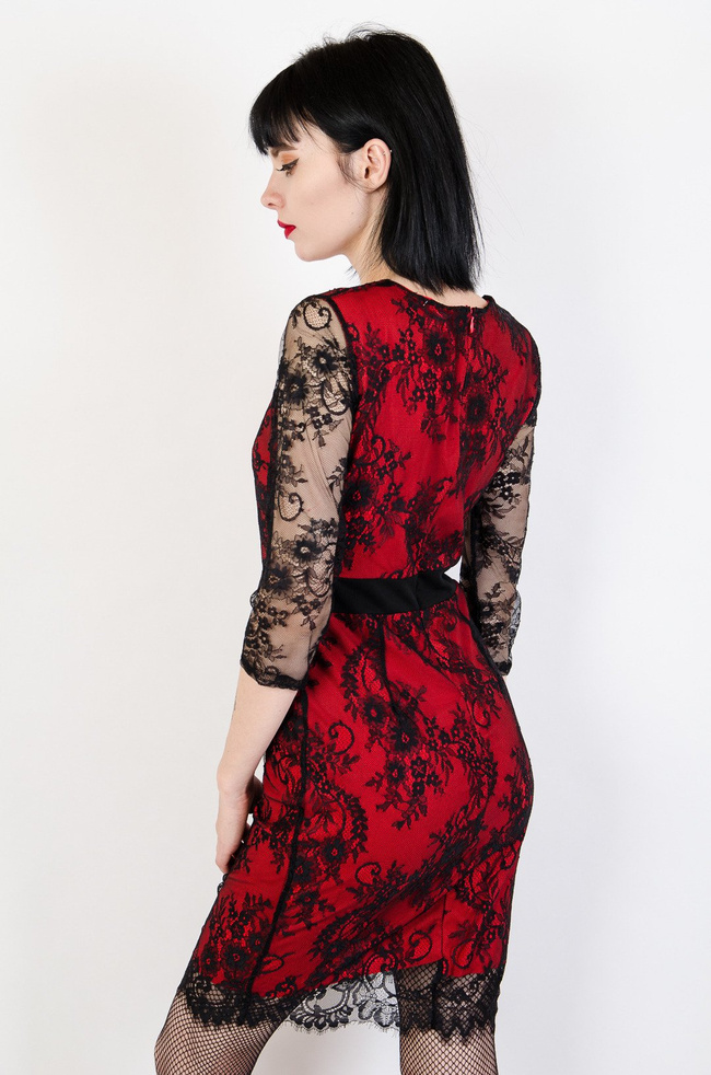 Przylegająca koronkowa czerwono-czarna sukienka 