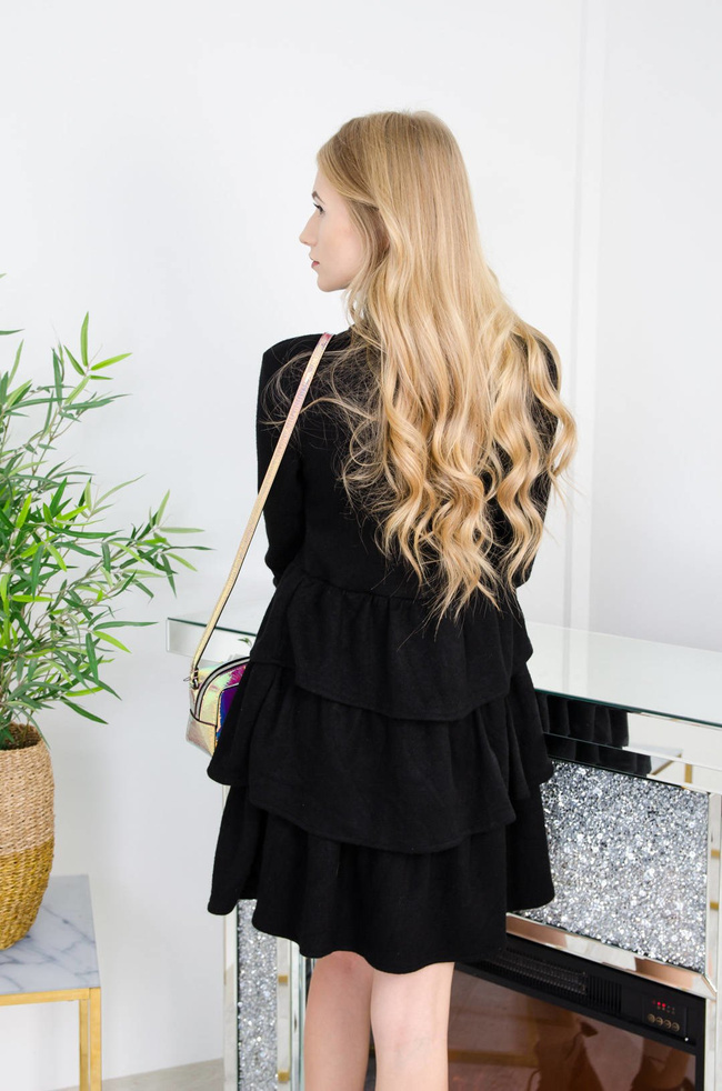 CZARNA ROZKLOSZOWANA SUKIENKA Z FALBANAMI 