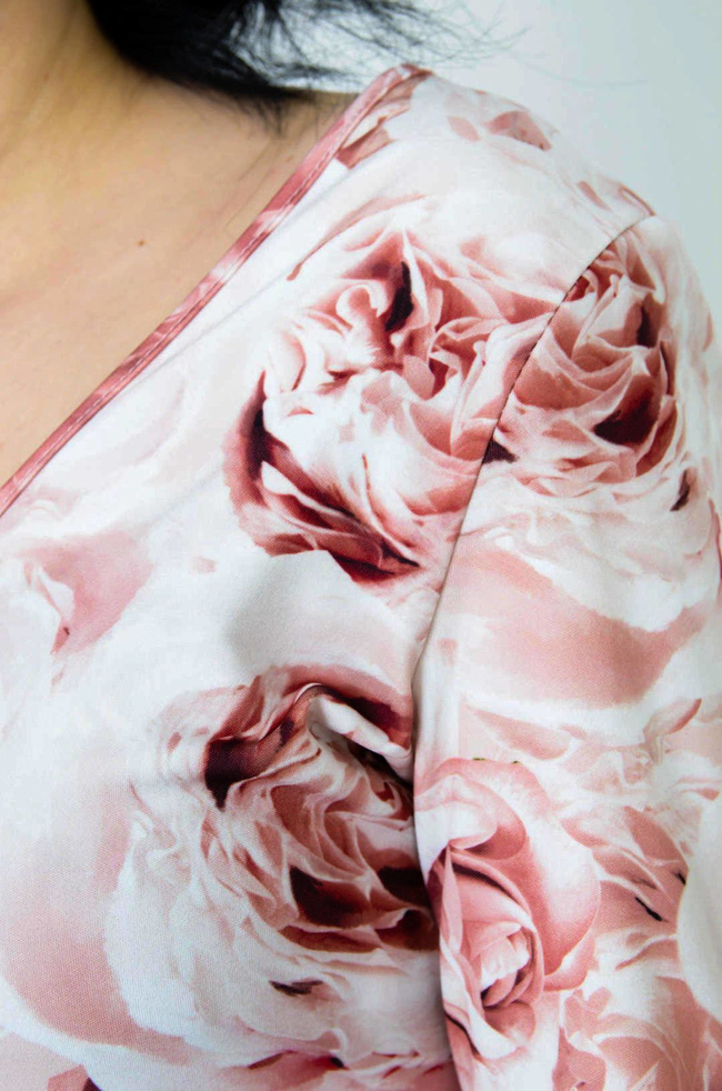 BEŻOWE BODY Z KWIATOWYM WZOREM