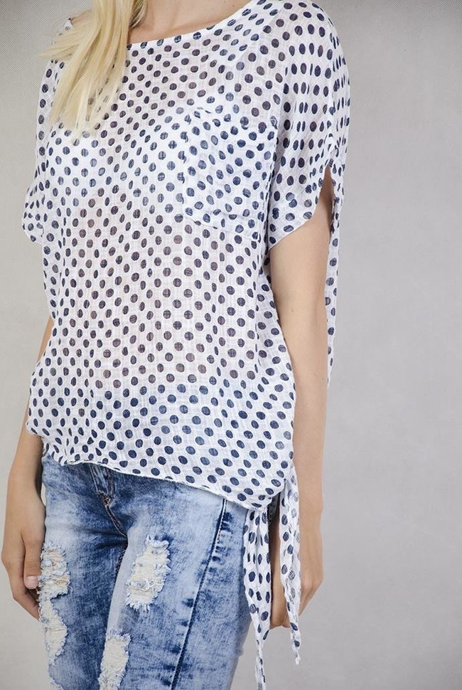 Biała bluzka w groszki wiązana z boku