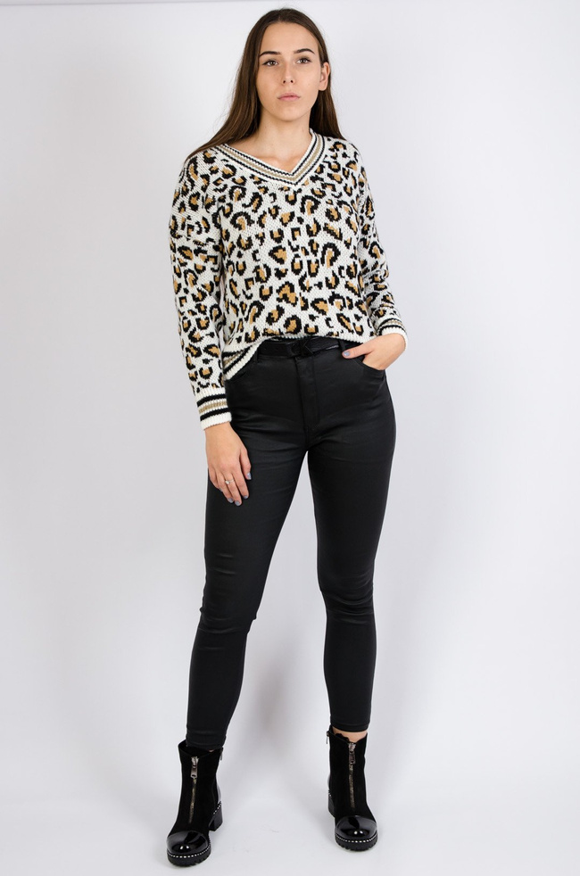 Biały sweter w panterkę