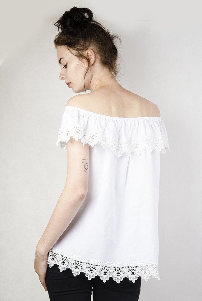 Biała bluzka koszulowa z hiszpańskim dekoltem