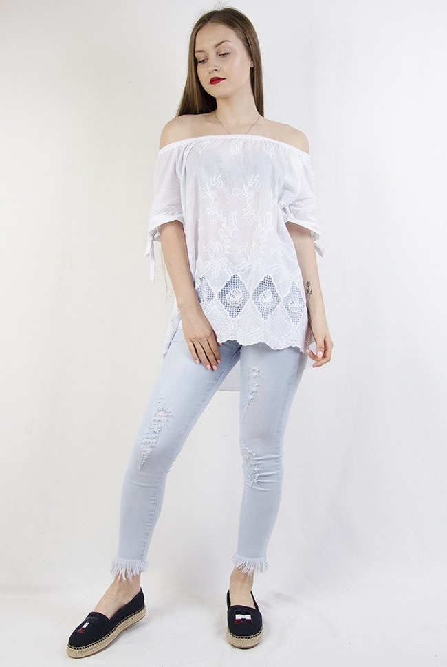 Biała bluzka ze wzorami na dole