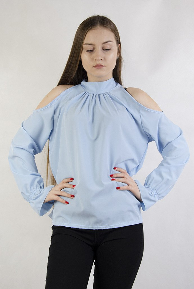 Niebieska bluzka na długi rękaw z odkrytymi ramionami