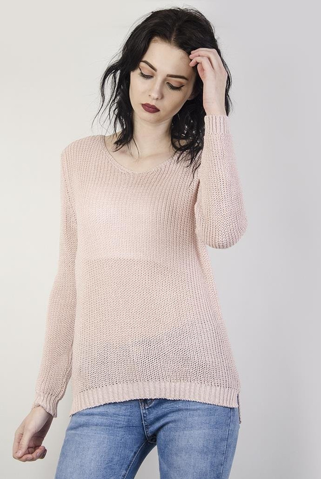 Jasnoróżowy sweterek z wycięciami z tyłu