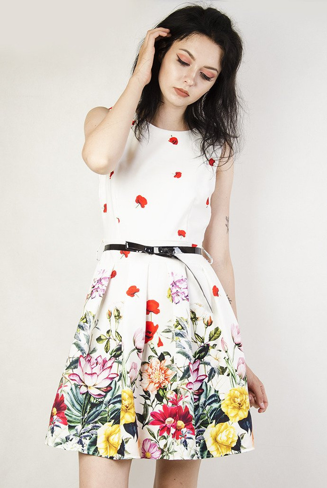 Biała sukienka w kolorowe kwiaty