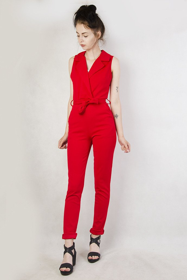 Czerwony kombinezon z zakładkami
