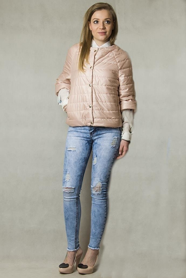 Krótka, wiosenna, różowa kurtka pikowana z rękawem 3/4.