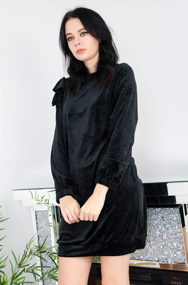 CZARNA WELUROWA SUKIENKA Z FALBANĄ NA RAMIENIU