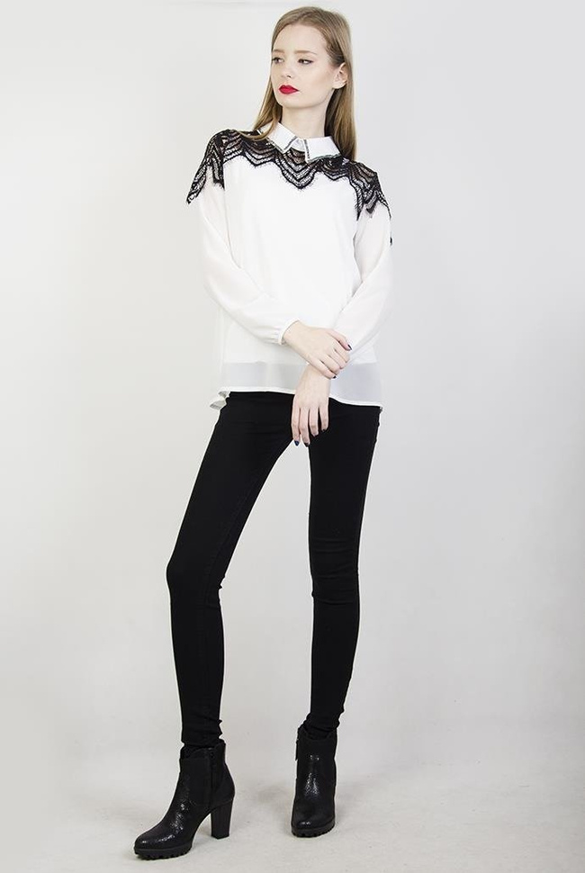Biała koszula z czarnym, ażurowym zdobieniem