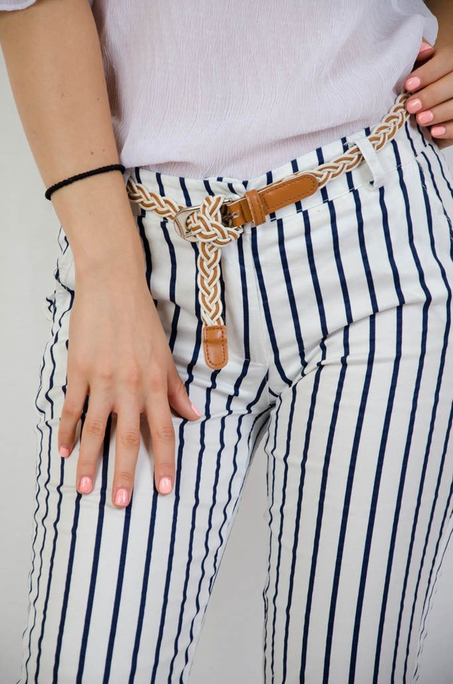 Spodnie materiałowe z paskiem i kieszeniami w cienkie paski