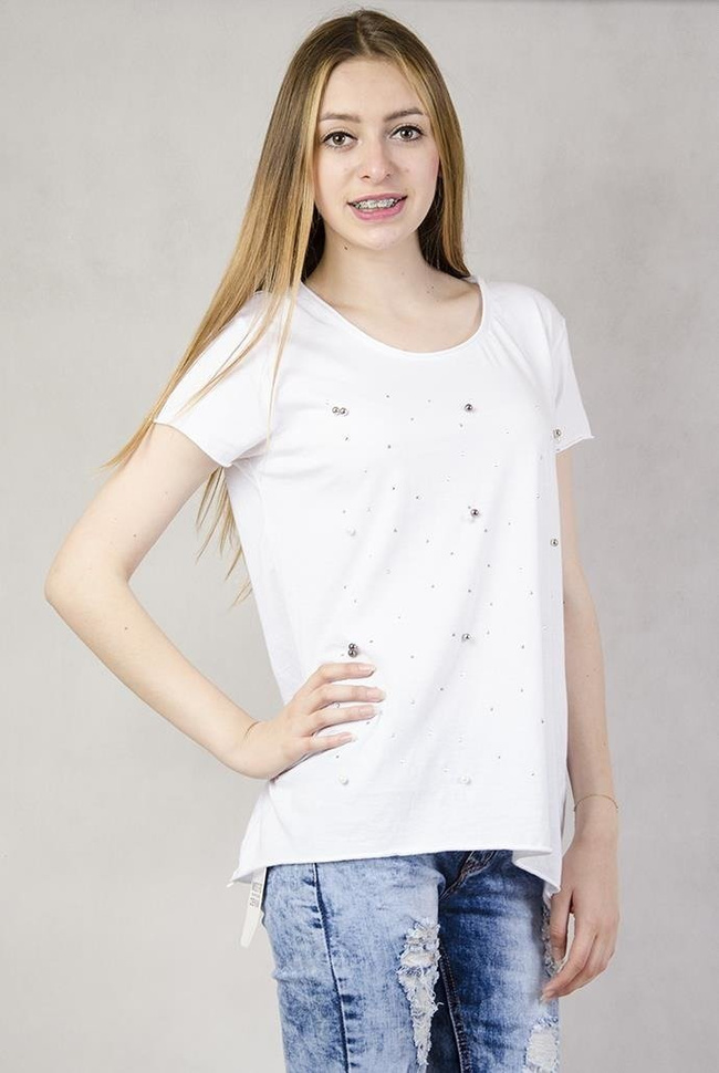 Biała bluzka z ozdobnymi perełkami