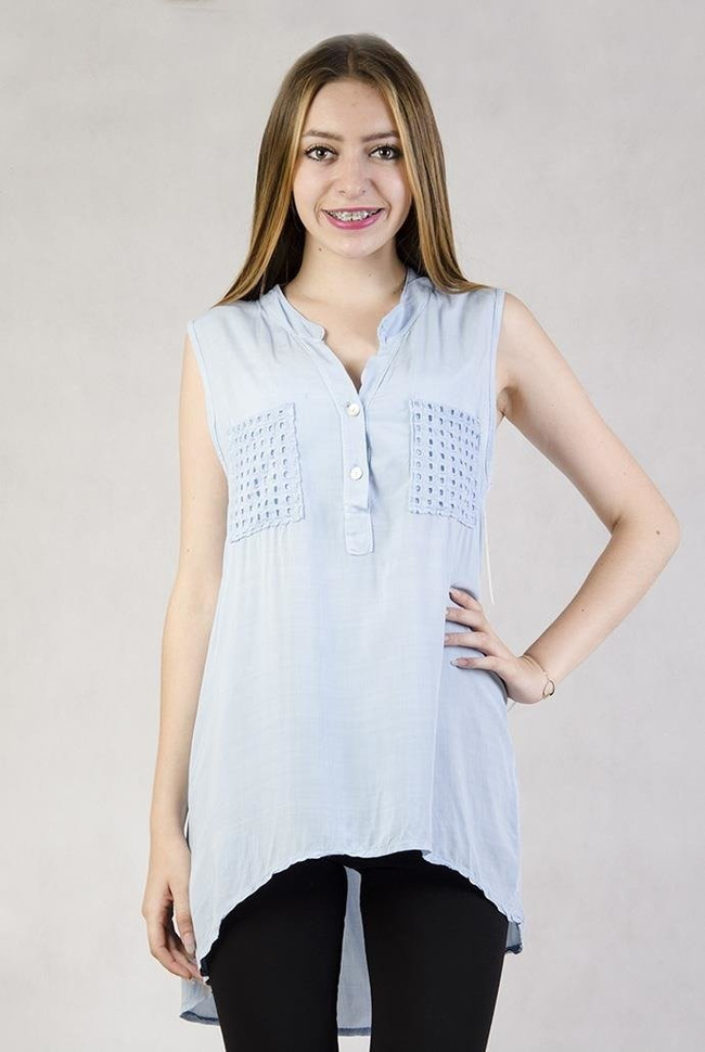 Niebieska bluzka z przedłużanym tyłem ozdobiona na kieszonkach i plecach