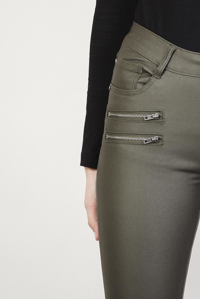 Zielone spodnie skórkowe z trzema srebrnymi zamkami