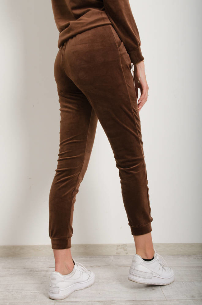 KOMPLET DRESOWY WELUROWY Z OZDOBNĄ NASZYWKĄ- CIEMNOBRĄZOWY