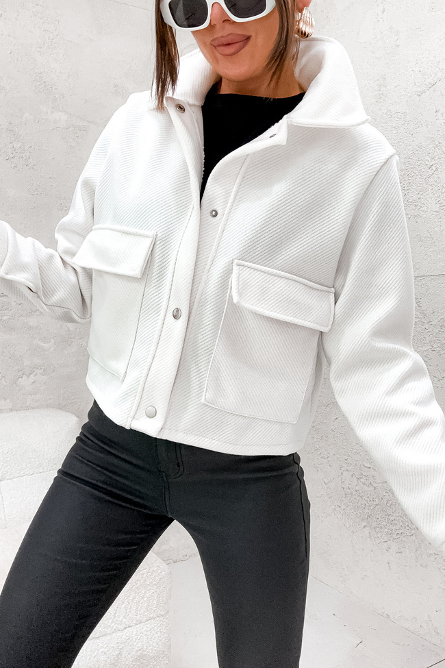 KRÓTKA KURTKA Z KIESZENIAMI ZAPINANA NA NAPY- ECRU