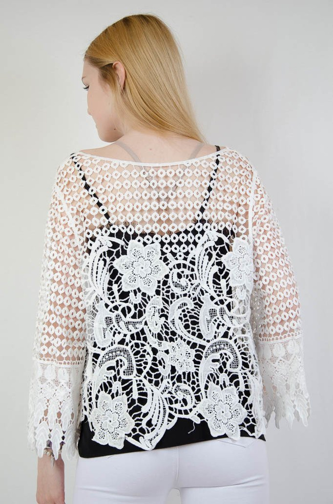 Biała ażurowa narzutka zapinana na guzik
