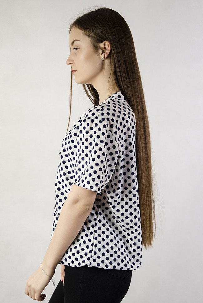 Biała bluzka w kropki z wiązaniem w dekolcie