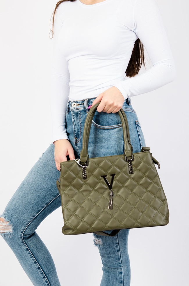 Zielona pikowana torebka z ozdobnym łańcuszkiem