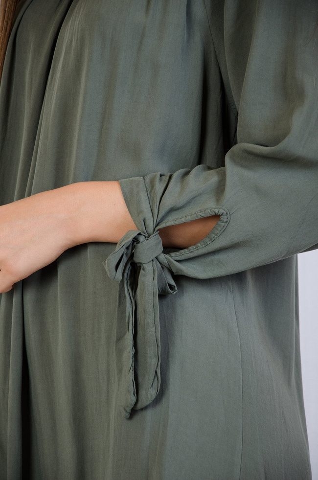 Zielona sukienka z gumką w dekolcie i wiązanymi rękawami