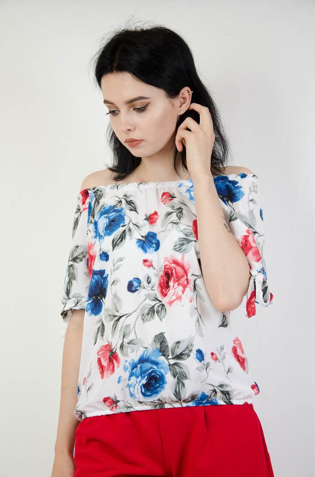 Biała bluzka w kolorowe kwiaty