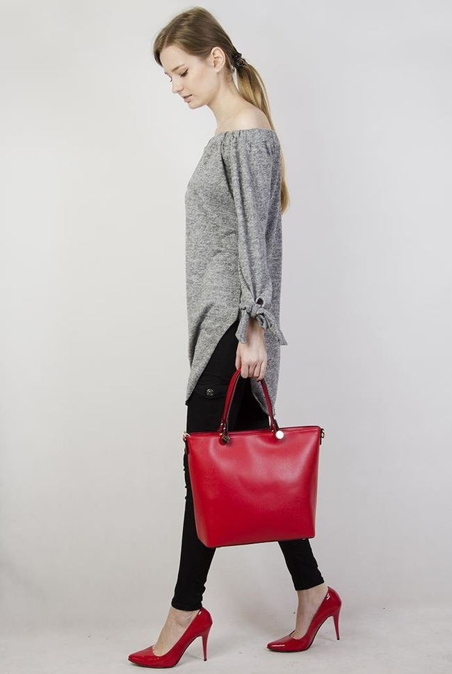 Duża intensywnie czerwona torebka o gładkiej teksturze