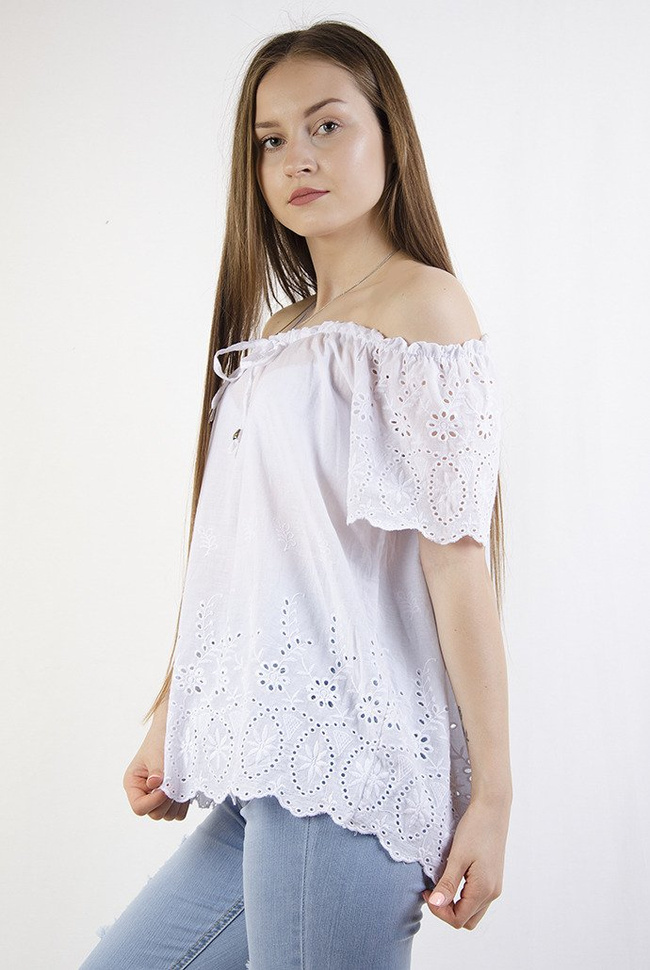 Biała bluzka z ażurowym zdobieniem oraz wiązaniem