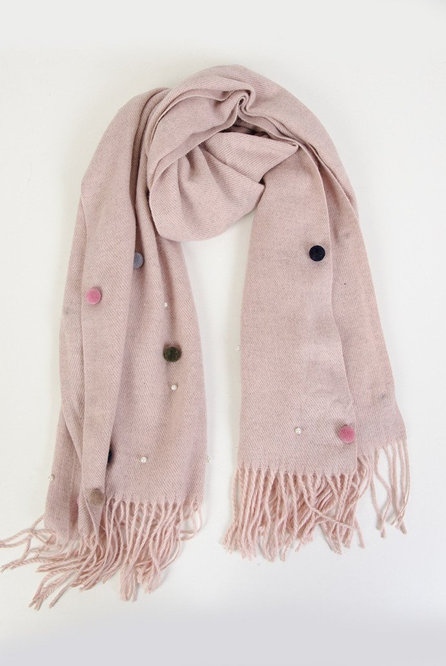 Różowy szal z pomponikami oraz perełkami