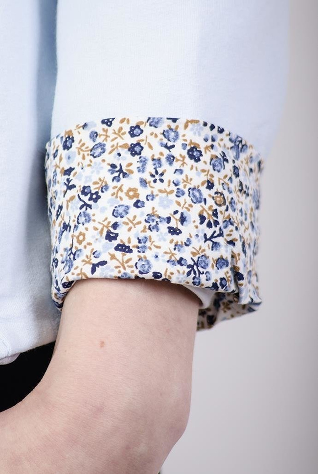 Jasnoniebieska marynarka z kwiatowymi wstawkami