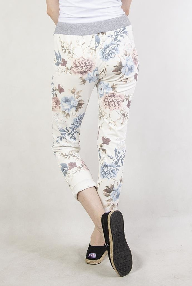 Białe spodnie dresowe w kwiaty
