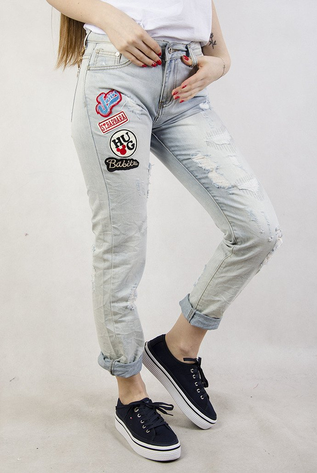 Jasne spodnie jeansowe typu boyfriend z naszywkami
