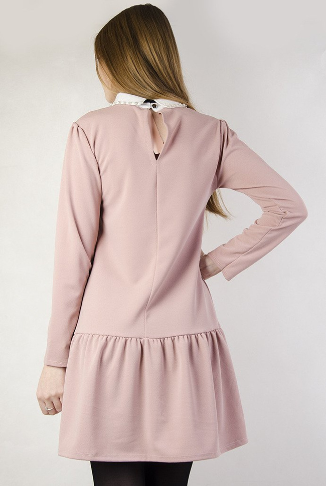 Różowa  rozkloszowana sukienka z białym kołnierzykiem