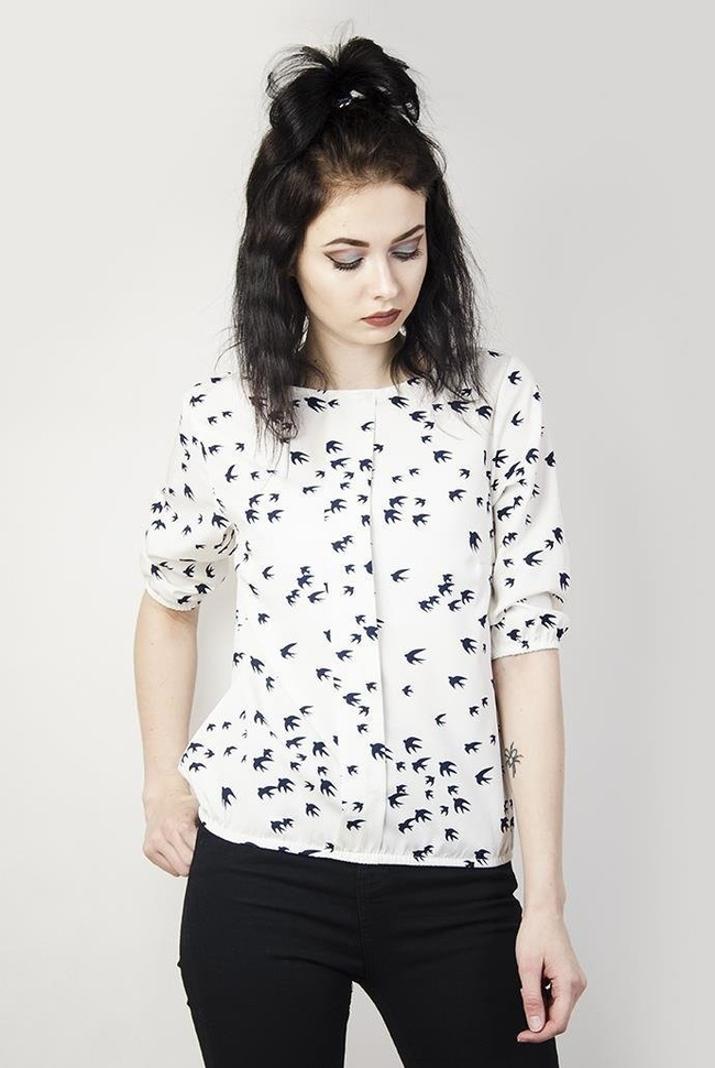 Biała bluzka w czarne jaskółki