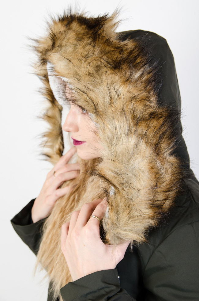 Zielona kurtka ocieplana ze ściągaczem w tali