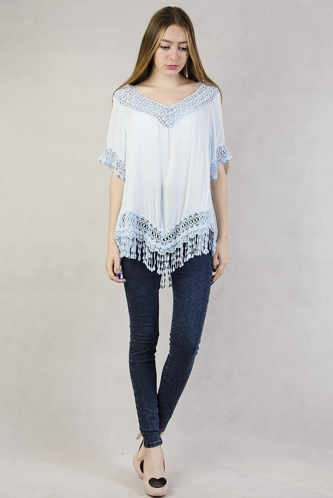 Niebieska, asymetryczna bluzka z ażurowymi zdobieniami i frędzelkami
