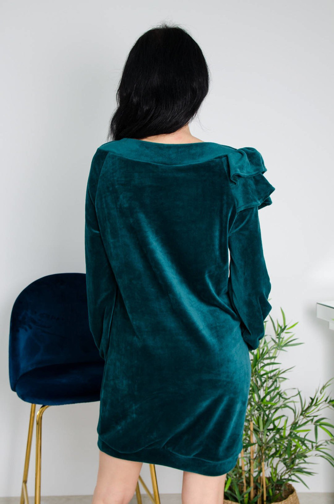 SZMARAGDOWA WELUROWA SUKIENKA Z FALBANĄ NA RAMIENIU 