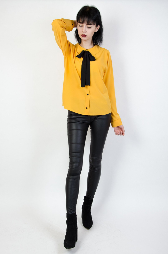 Musztardowa koszula z wiązaniem przy szyi