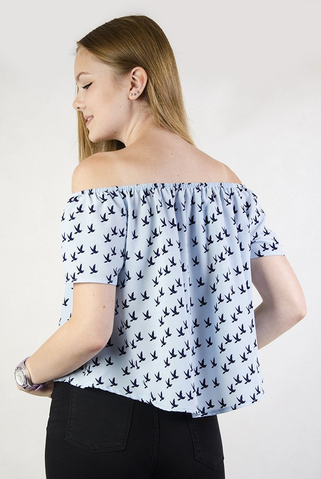 Niebieska bluzka hiszpanka w jaskółki