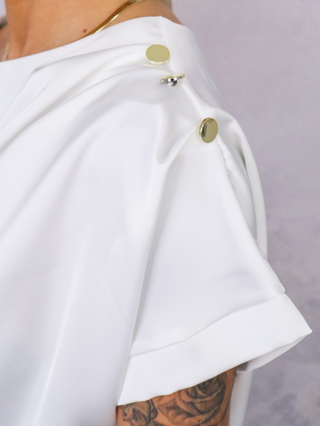 SATYNOWA BLUZKA Z OZDOBNYMI GUZIKAMI NA RAMIENIU- BIAŁA