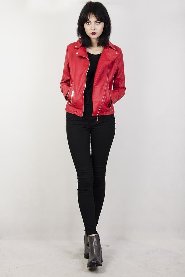 Czerwona kurtka ramoneska