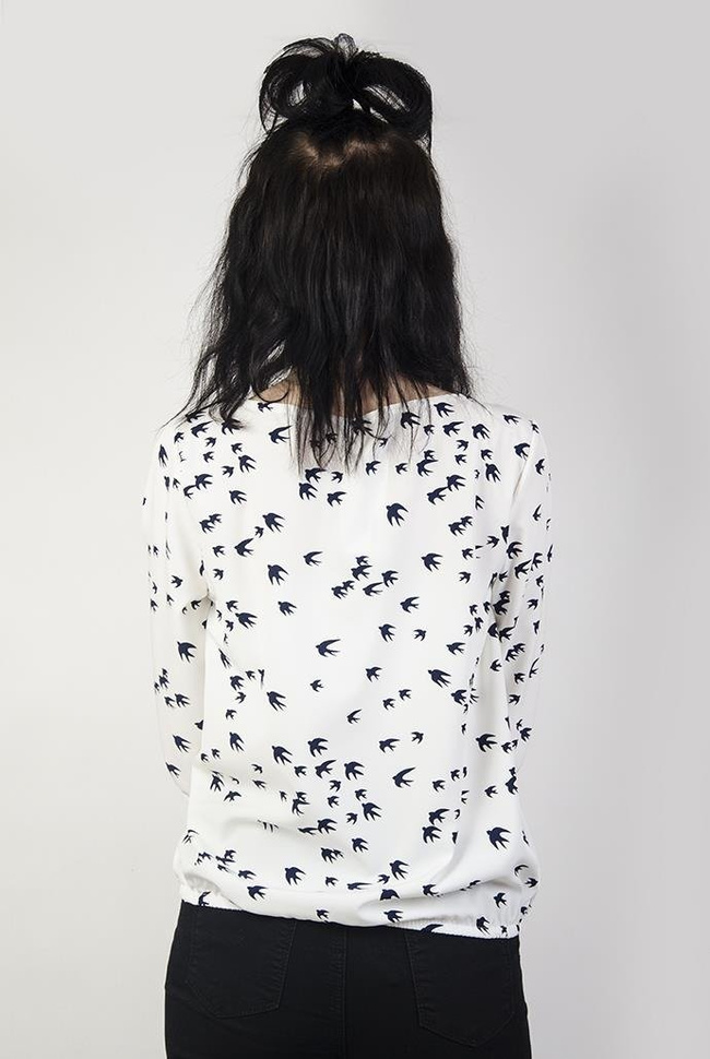 Biała bluzka w czarne jaskółki